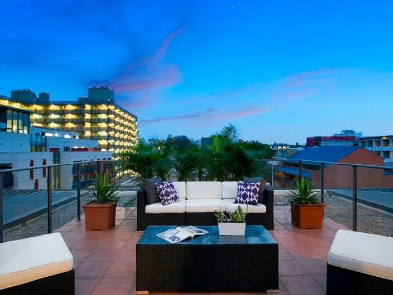 LUXURIOUS, CONTEMPORARY AND EXCEPTIONALLY LOCATED