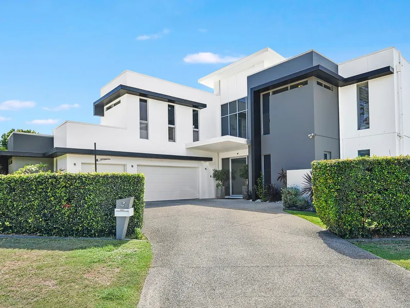 Stunning Broadbeach Waterfront Entertainer