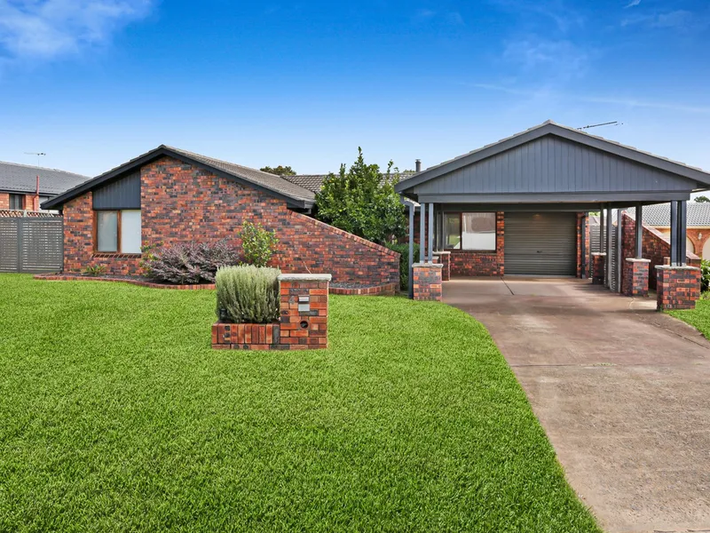 6 Bedroom Entertainer! Great Location!