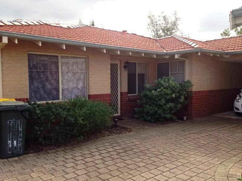 PICTURESQUE TREE-LINED STREET IN GREAT CENTRAL LOCATION!