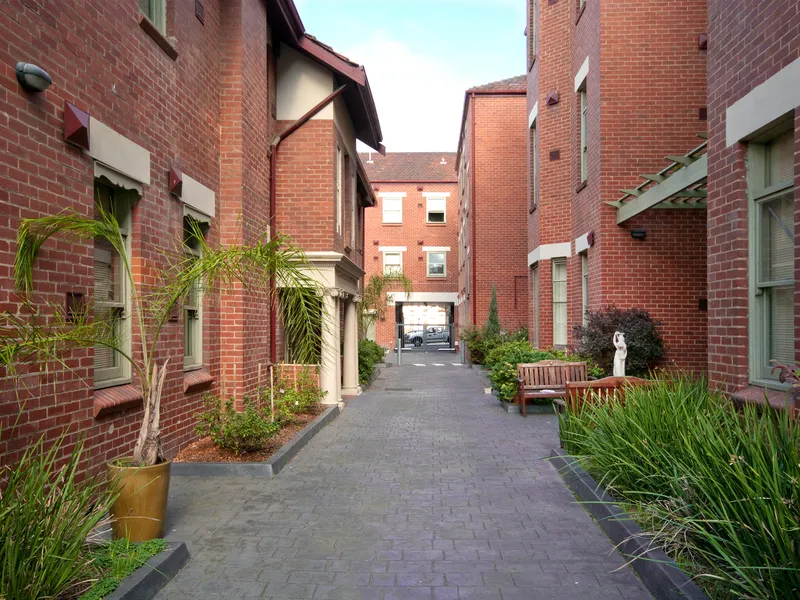 STUDENT ACCOMMODATION  -  FULLY FURNISHED