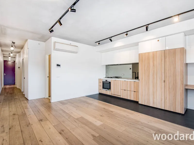 Ultra-modern apartment steps to Box Hill Central