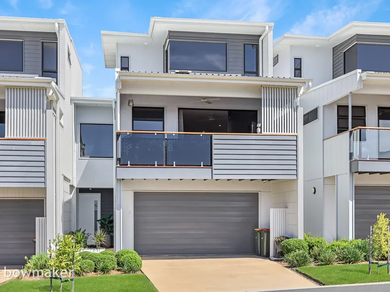Exquisite Tri-Level Townhouse Living!