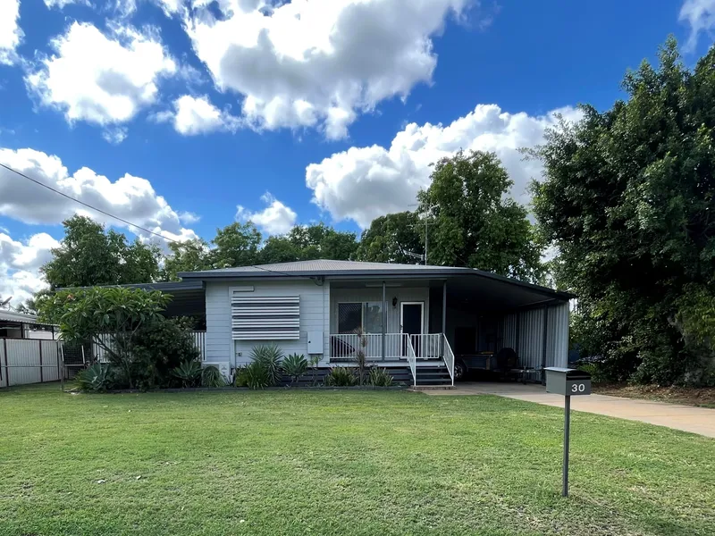 RENOVATED LOWSET! CLOSE TO SCHOOLS AND PARKS! ENJOY THE MODERN TOUCH! ENTERTAINING DECK!