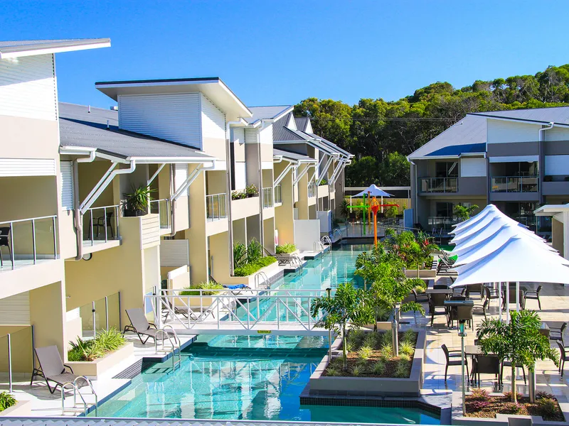 Large studio apartment with private spa and deck plus large courtyard. Live here/invest here.  High returns- Brilliant investment- will sell quickly