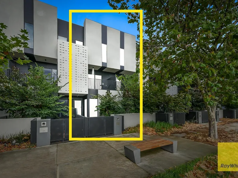 STUNNER WITH NO BODY CORP IN AN UNRIVALLED LOCATION!