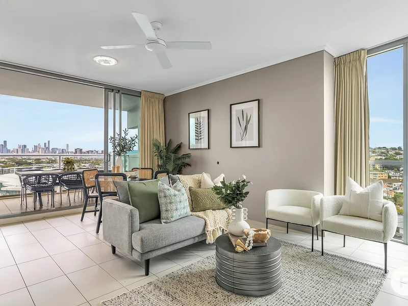 Large Executive Apartment with Stunning River City Views and 2 Carparks!