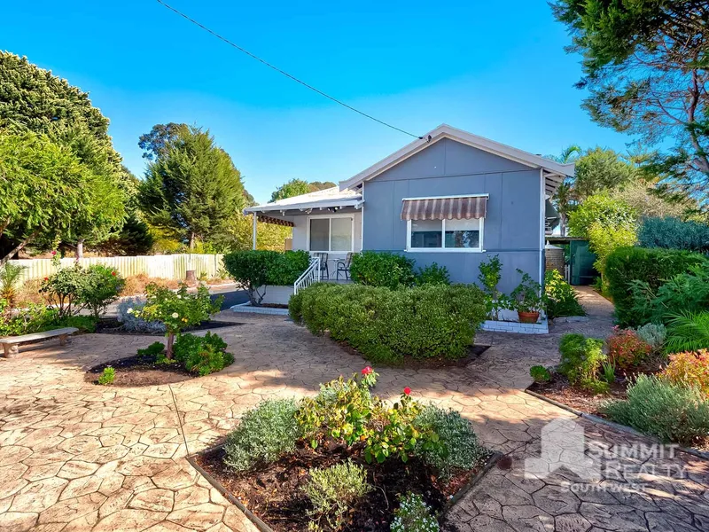 COUNTY HOME ON EXPANSIVE LAND
