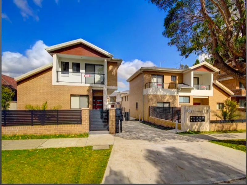 MASSIVE MODERN 5 BEDROOM TOWNHOUSE