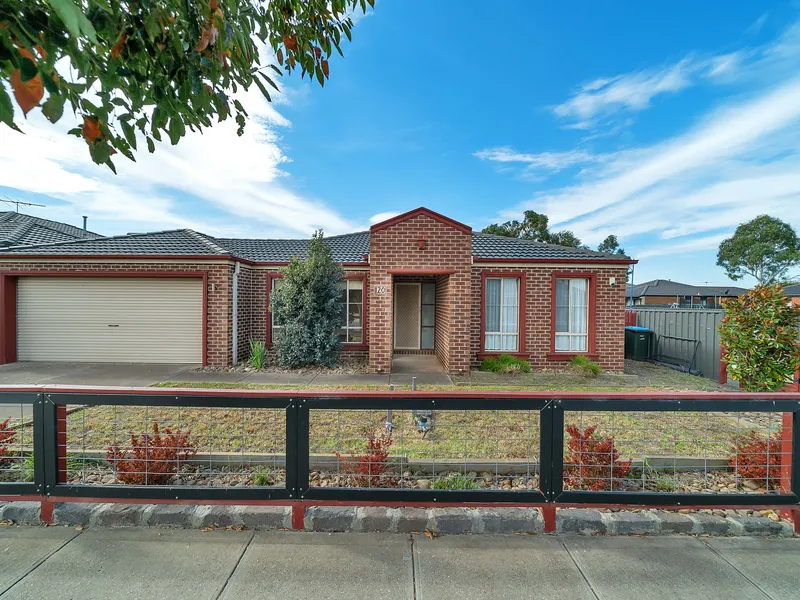 Walking distance to Wyndham Vale Station / Schools and Shopping centre !!!