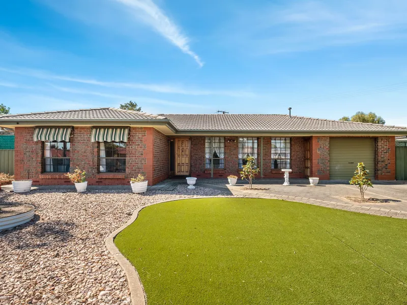 Idyllic Family Living in a Superb Beachside Location