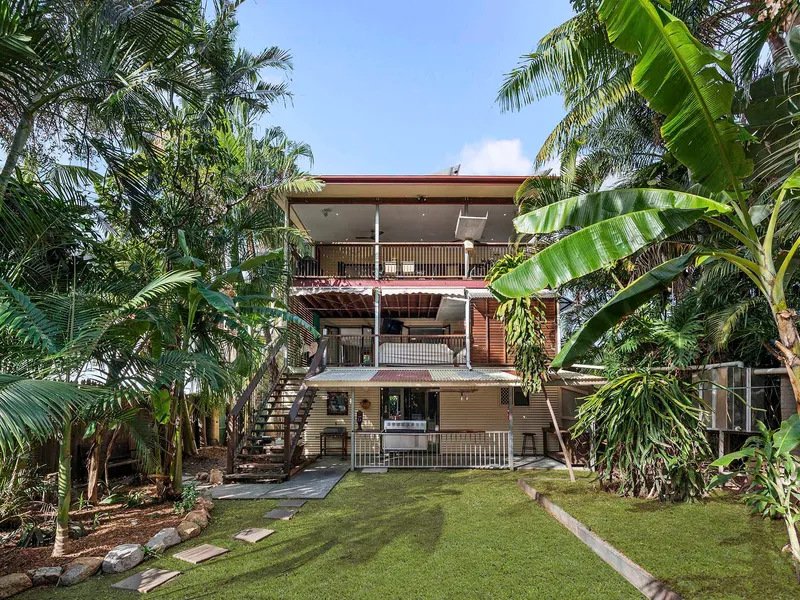 FAMILY HOME WITH DUAL LIVING OPTIONS ON PRIME RIVERSIDE 607SQM BLOCK