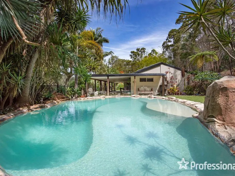 EXCEPTIONAL DUAL RESIDENCES, TROPICAL OASIS WITH MOVIE MAGIC: 2 HOMES, TRANQUIL SURROUNDINGS!