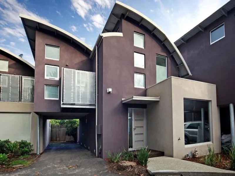 Perfectly positioned, semi-furnished townhouse