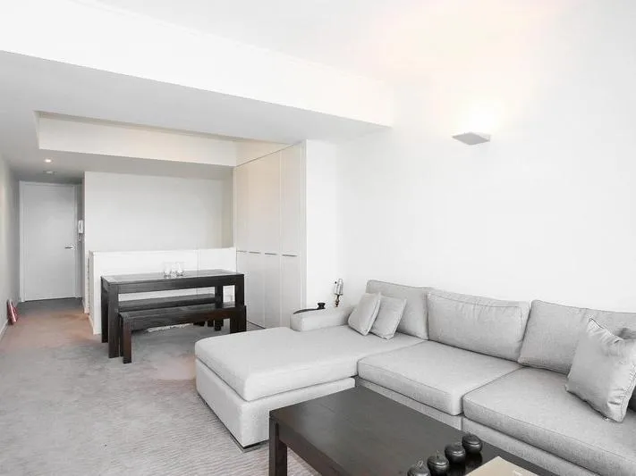 SPLIT-LEVEL TWO-BEDROOM HOME IN THE HEART OF NEUTRAL BAY