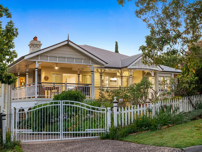 ELEGANT QUEENSLANDER WITH PRISTINE MOVE-IN APPEAL