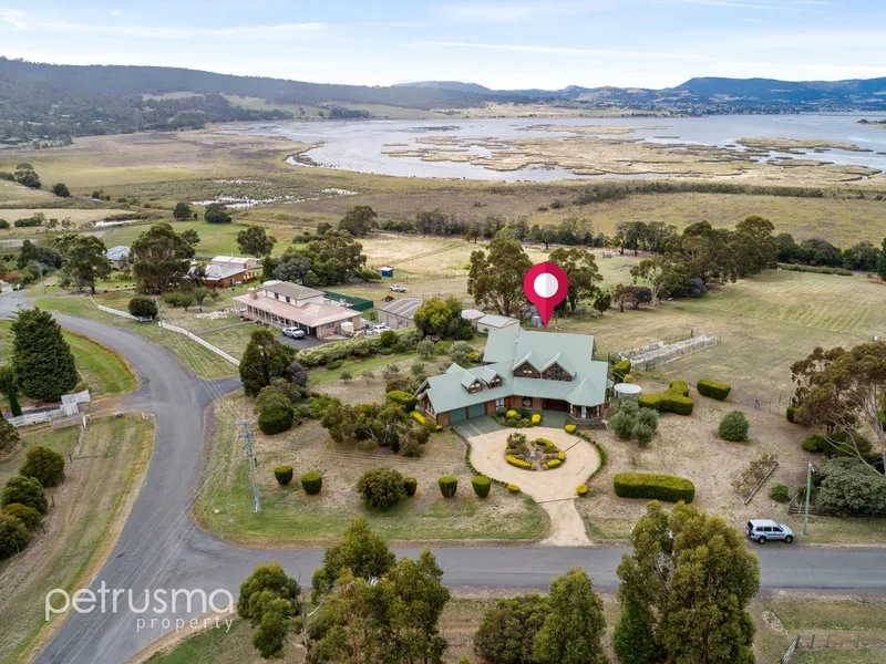 Large home on around 3 acres within 30 minutes to Hobart