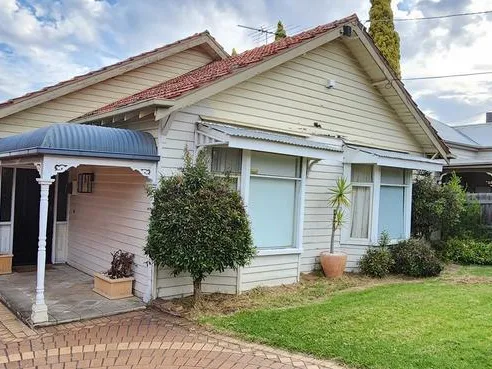 VIBRANT LIVING WITH CITY VIEWS & BOUBLE GARAGE