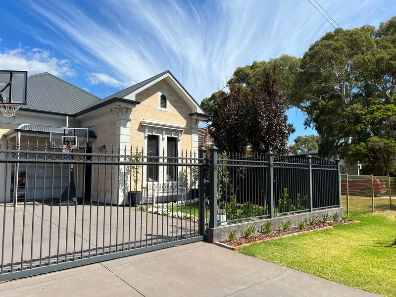 Stunning 5-bedroom (with Study) two level reproduction Villa in fabulous location