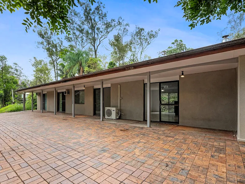 Family home on large block in Camira.