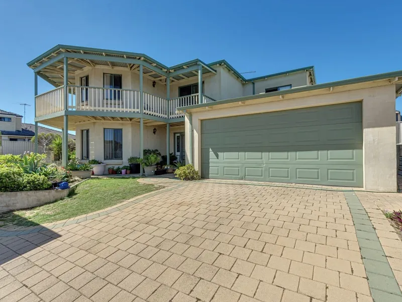 Ocean views from this family home - 5 x 3 - great location!