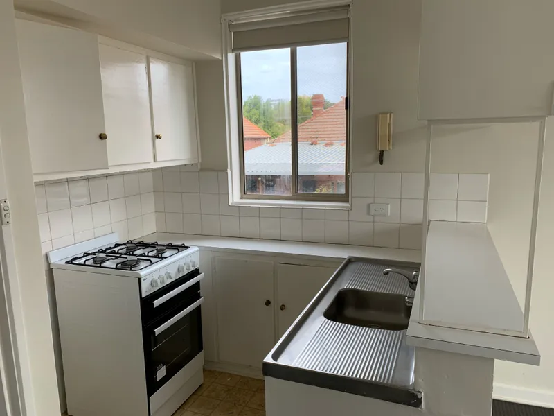 Cozy 1 Bed Rental with Gas Cooking and Parking, Steps from Auburn Rd Shops!