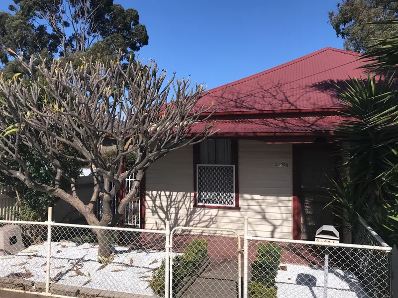 FRESHLY PAINTED CUTE COTTAGE JUST 5KM TO SEMAPHORE BEACH & 14KM TO THE CBD!