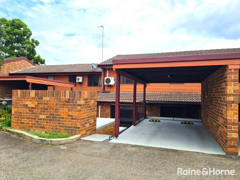 BEAUTIFUL RECENTLY RENOVATED TWO BEDROOM TOWNHOUSE IN MACQUARIE FIELDS!