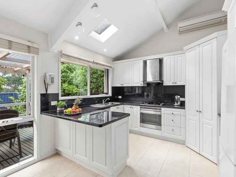 FAMILY RESIDENCE IN LEAFY SETTING