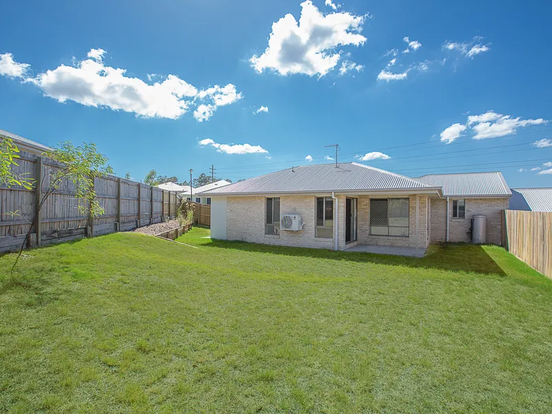 MODERN 3 BEDROOM HOME - SPACIOUS YARD!!