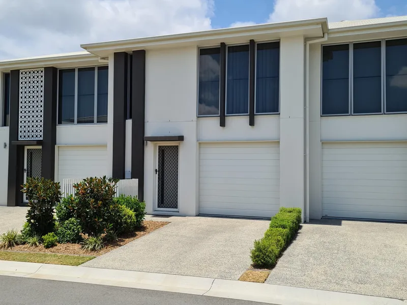 LUXURY 3 Bedroom Townhouse in Pimpama