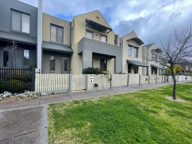 SPACIOUS TOWNHOUSE IN A QUIET TREE LINED STREET