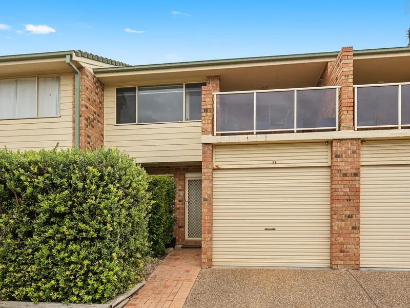 Immaculate sought after East Side home near Warilla Beach!