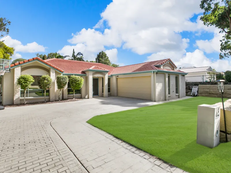 IMMACULATE FAMILY HOME IN PEACEFUL LOCATION