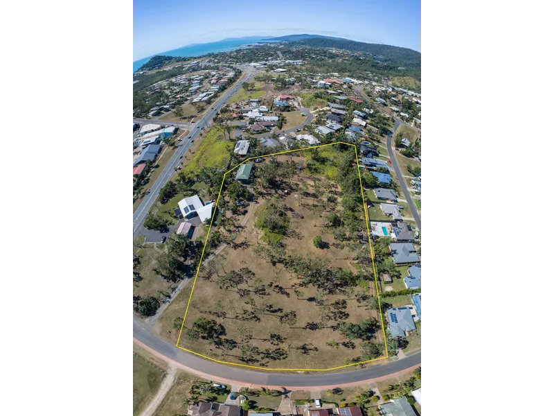 Huge 4.5 Acre Property With Development Potential In Central Cannnonvale
