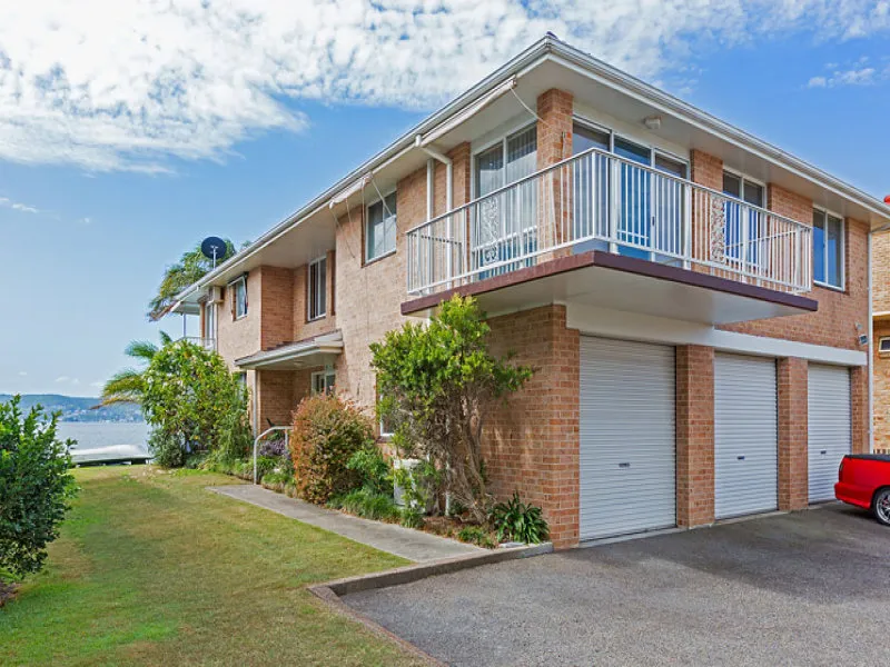 IMMACULATE APARTMENT - WATERFRONT COMPLEX - VERANDAH AND GARAGE