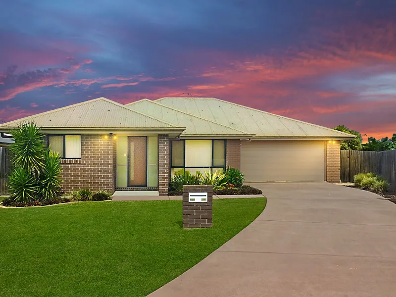 AMAZING FAMILY GEM WITH GREAT YARD SPACE ONLY 50m TO WARNER LAKES!!