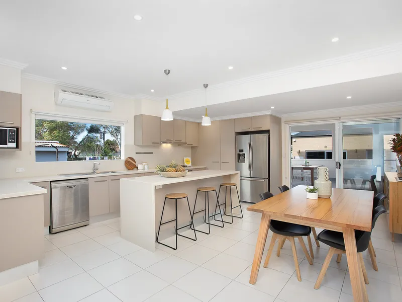 Large family home and separate studio minutes from the beach 