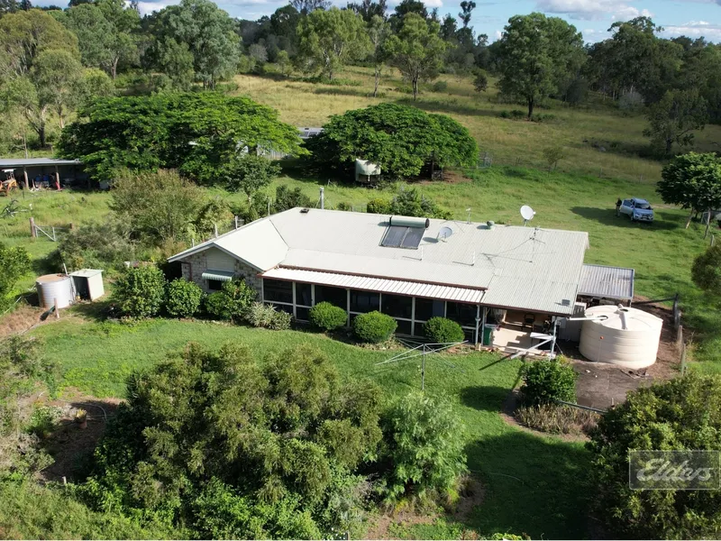 ACREAGE LIVING AT ITS FINEST!