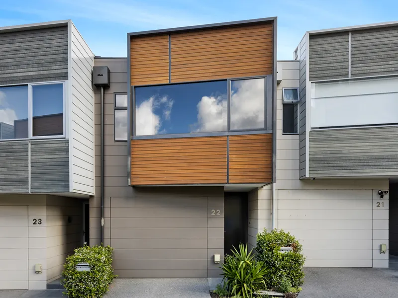 Modern Townhouse with CBD and River Views!