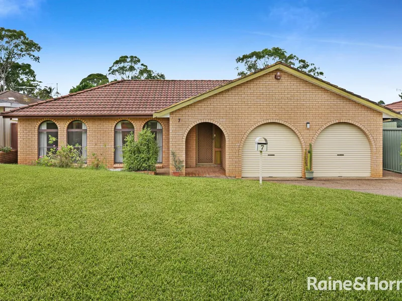 Grand Residence on 559m² 3 BEDROOM HOME IN ESTABLISHED SUBURB OF MACQUARIE FIELDS!