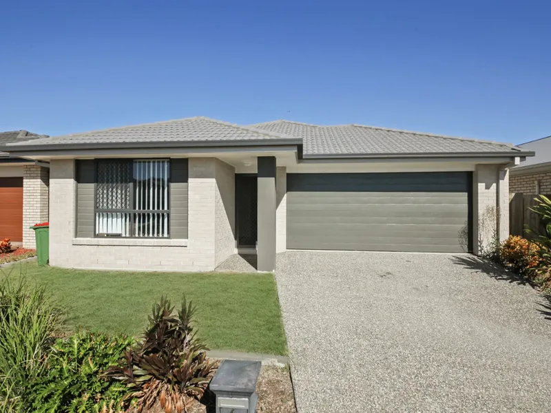 Modern Low-set 4 bedroom house with solar panel