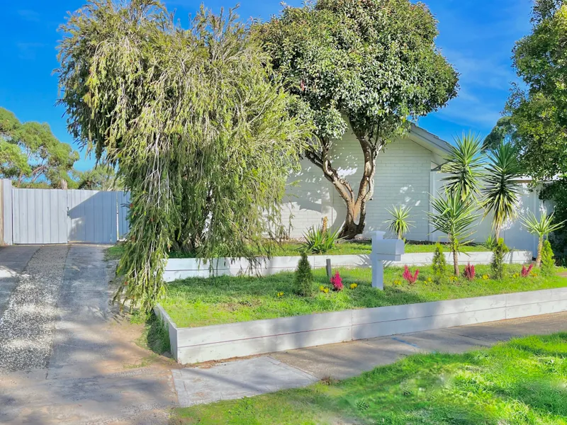 STUNNING HOUSE IN COURT WITH PARK AND NATURE RESERVE