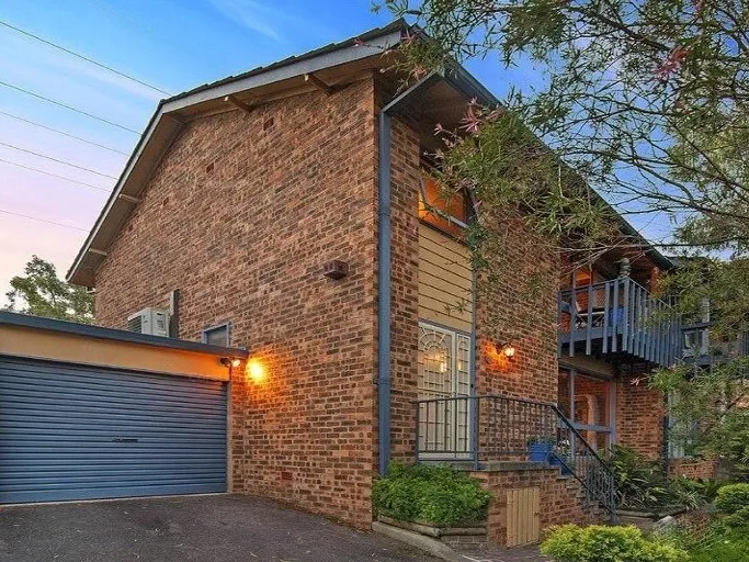 TOWNHOUSE NESTLED IN LEAFY CUL DE SAC