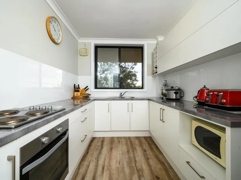 Well - Presented Apartment with expansive Oval view