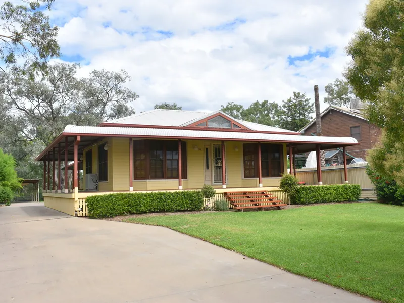 ATTRACTIVE COUNTRY STYLE HOME