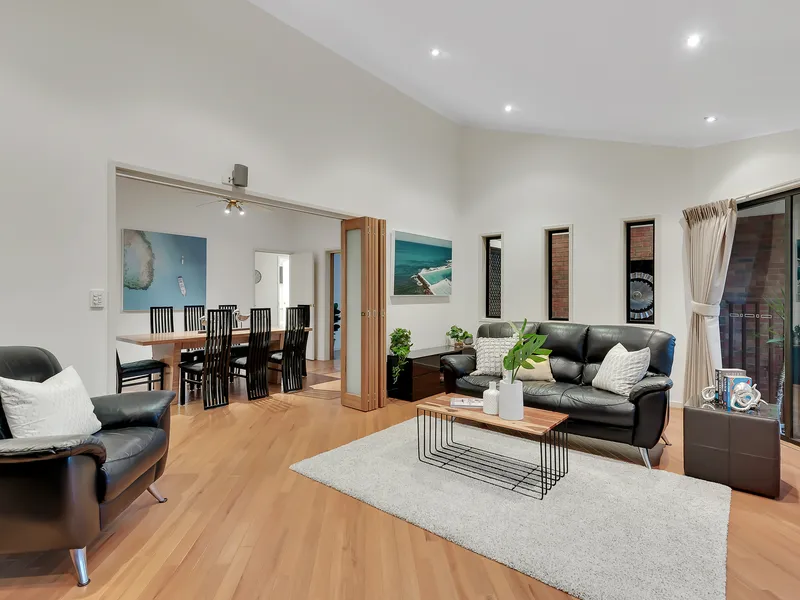 Family Luxury & Class in Prestige Locale!