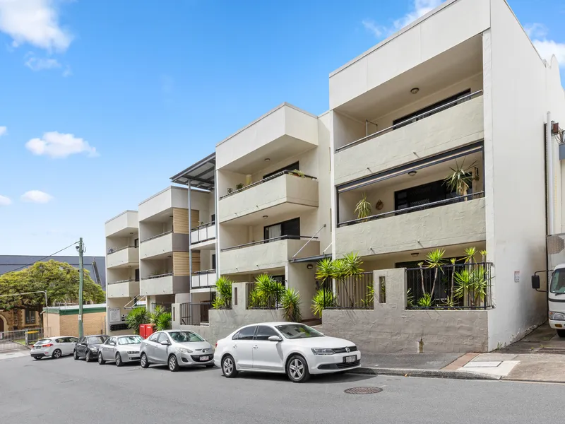 Well maintained 2 bed 2 bath Apartment looking over the pool