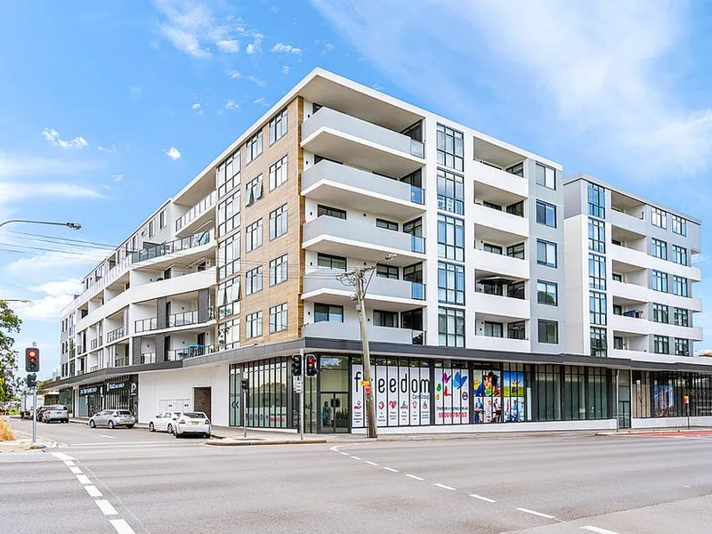 Modern and spacious 2 bedroom with study in central of Villawood