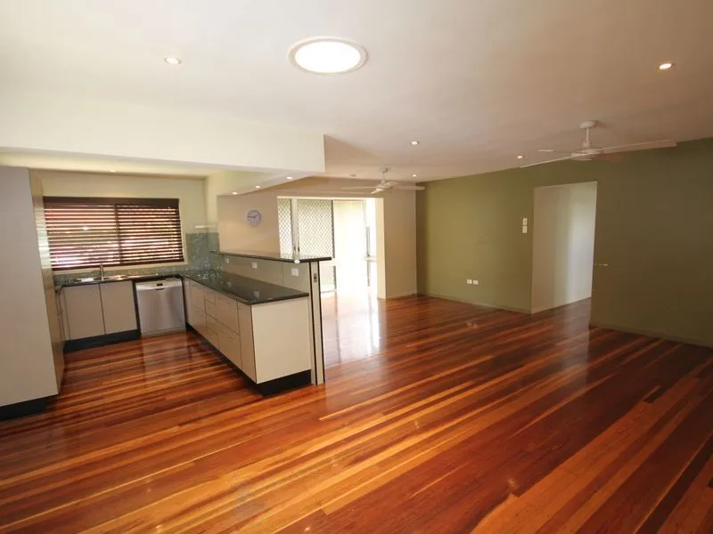 FAMILY HOME WITH RUMPUS ROOM - PLENTY OF ROOM TO MOVE!